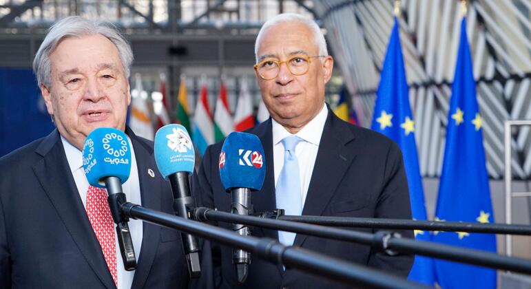 الأمين العام للأمم المتحدة أنطونيو غوتيريش (يسار) يتحدث للصحفيين في مقر الاتحاد الأوروبي في بروكسل، مع رئيس المجلس الأوروبي أنطونيو كوستا.